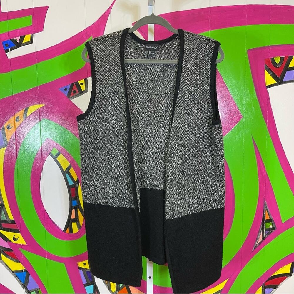 Charlie Paige, Knit Vest. Size S/M. Super Soft. In excellent condition!
